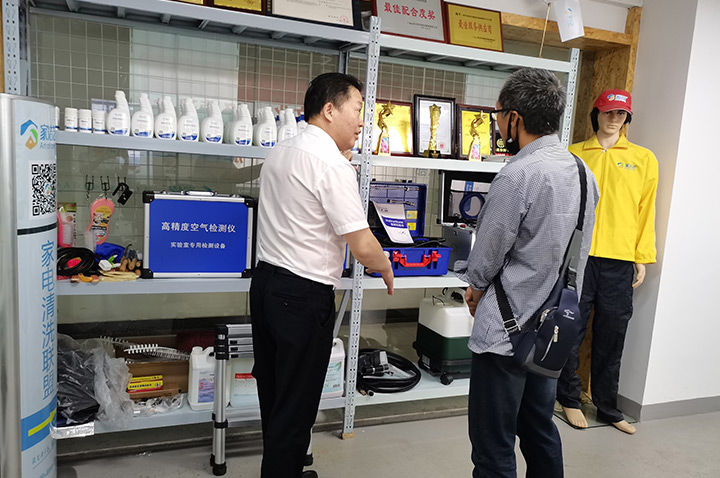 家潔藝工作人員向客戶展示家電清洗從業(yè)相關(guān)設備、藥劑