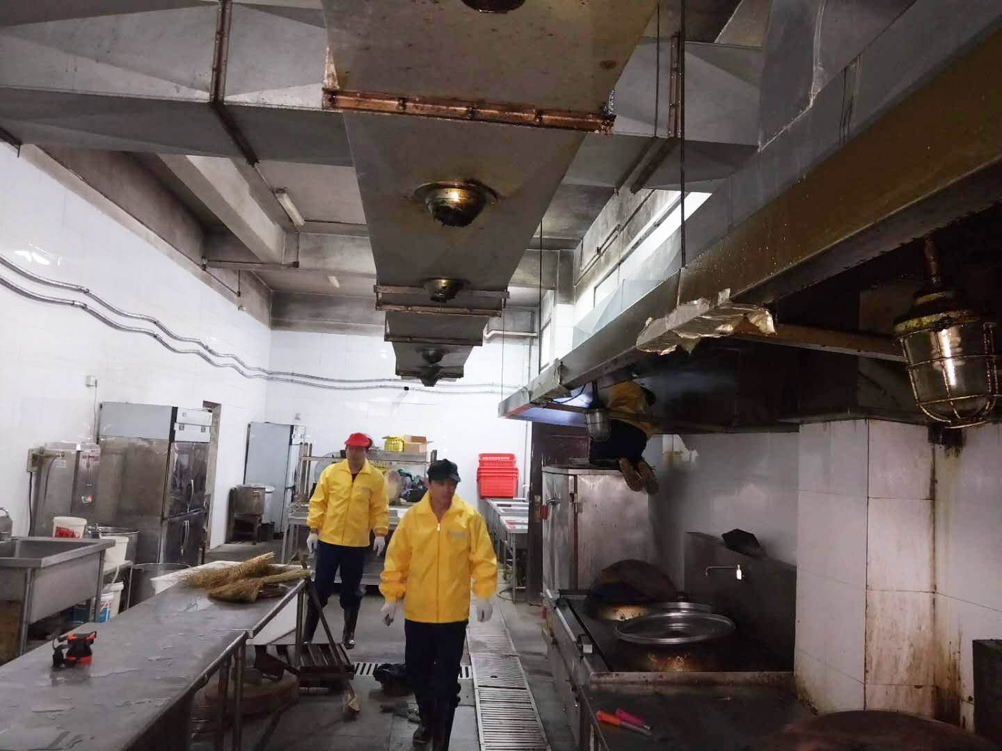 家潔藝會員給商戶清洗大型油煙管道